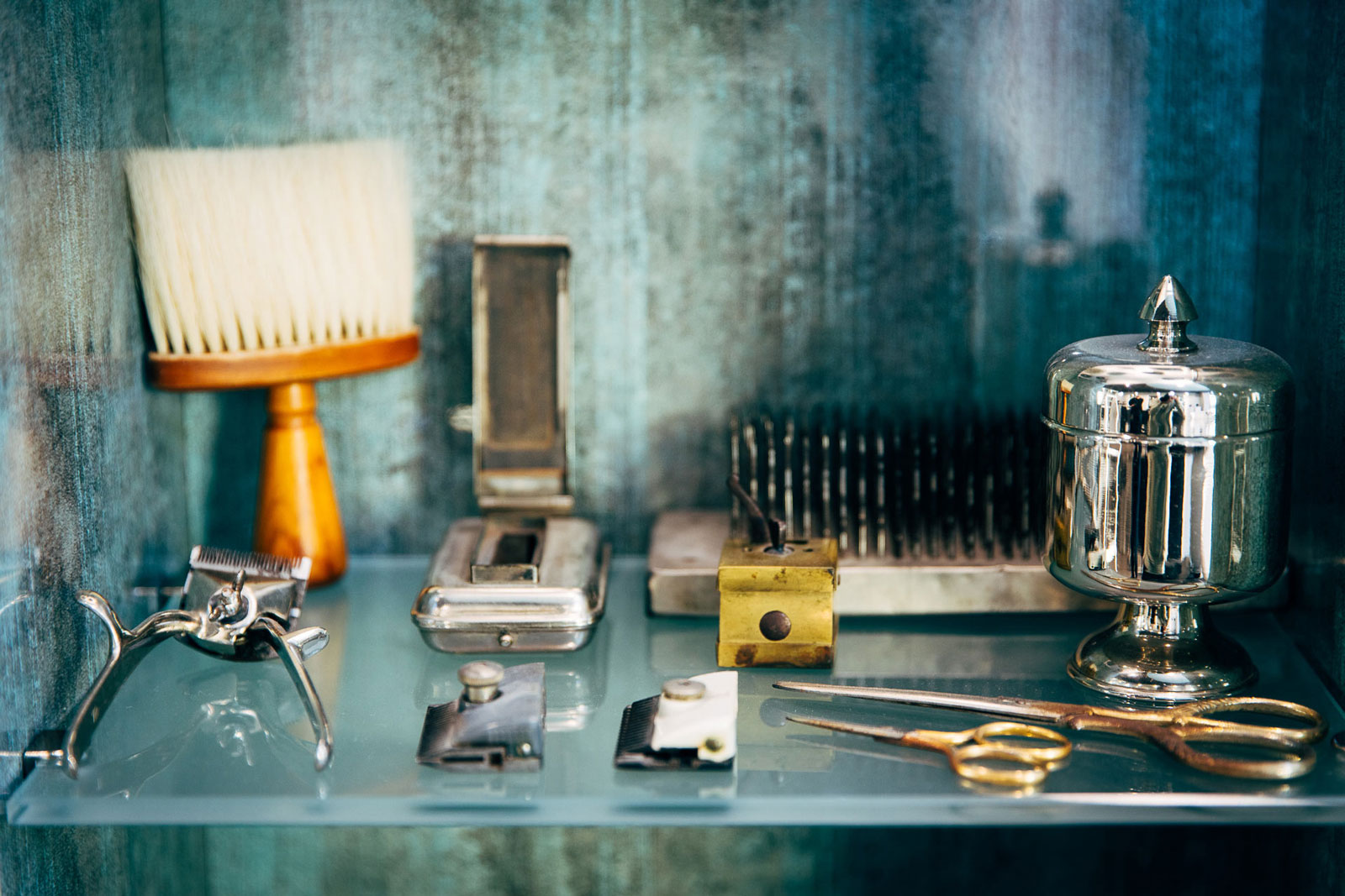 Historische Friseur-Vitrine